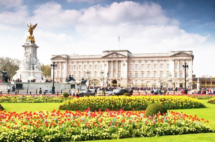 Th là cả bọn lên xe để về cung điện Buckingham nơi ở chính thức của hoàng gia Anh tại London muốn bit thêm cứ hỏi bác google nhé 